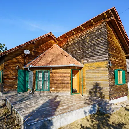 Holiday home Zoeldfenyo Nyaralo, Tannengruen *